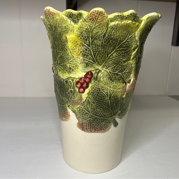 VTG 10" LEAVES & BERRIES Ceramic Better Homes & Gardens LARGE VASE Scalloped Top - Picture 1 of 13